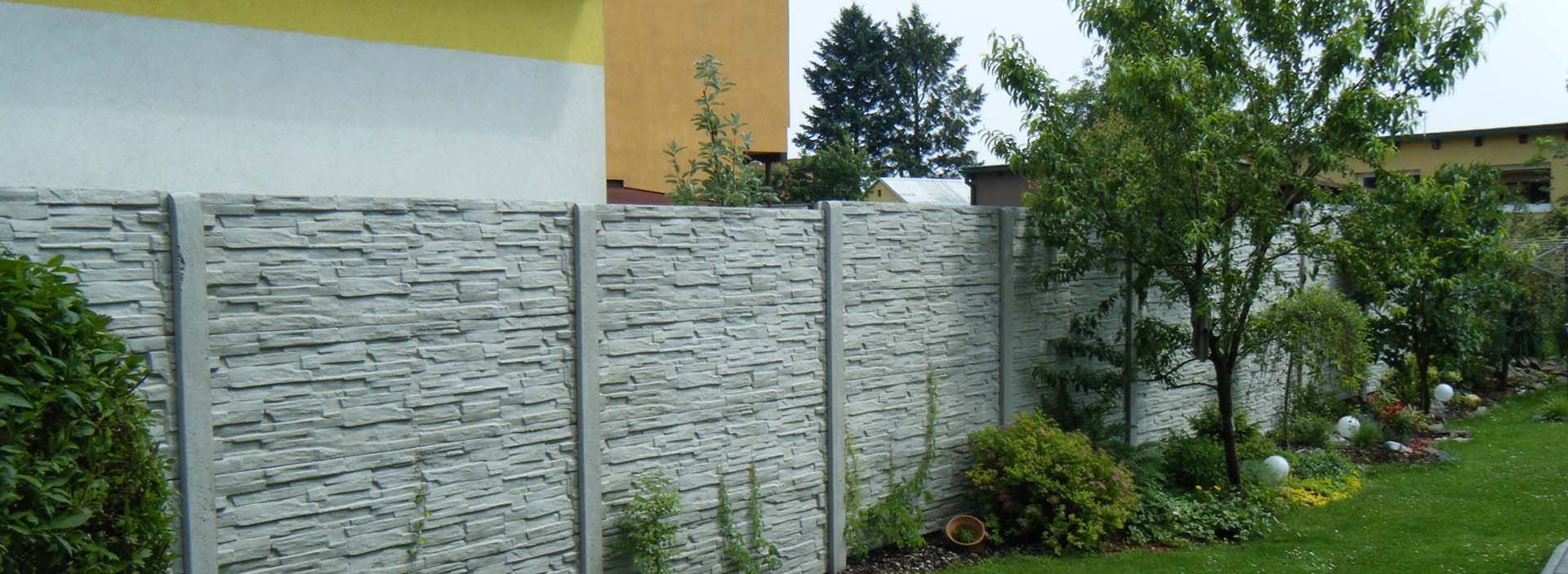 Betonový plot s rovnou deskou.